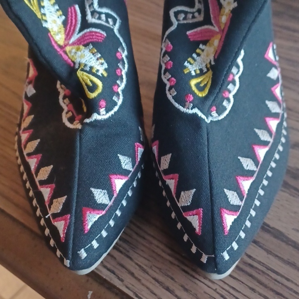 Unique Embroidered stiletto booties. Never worn,  38, sz 7, unbranded, well made - Picture 3 of 6